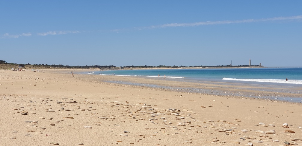 Plage-du-petit-bec-Vue de la Conche des Baleines-et-Phare-des-Baleines
